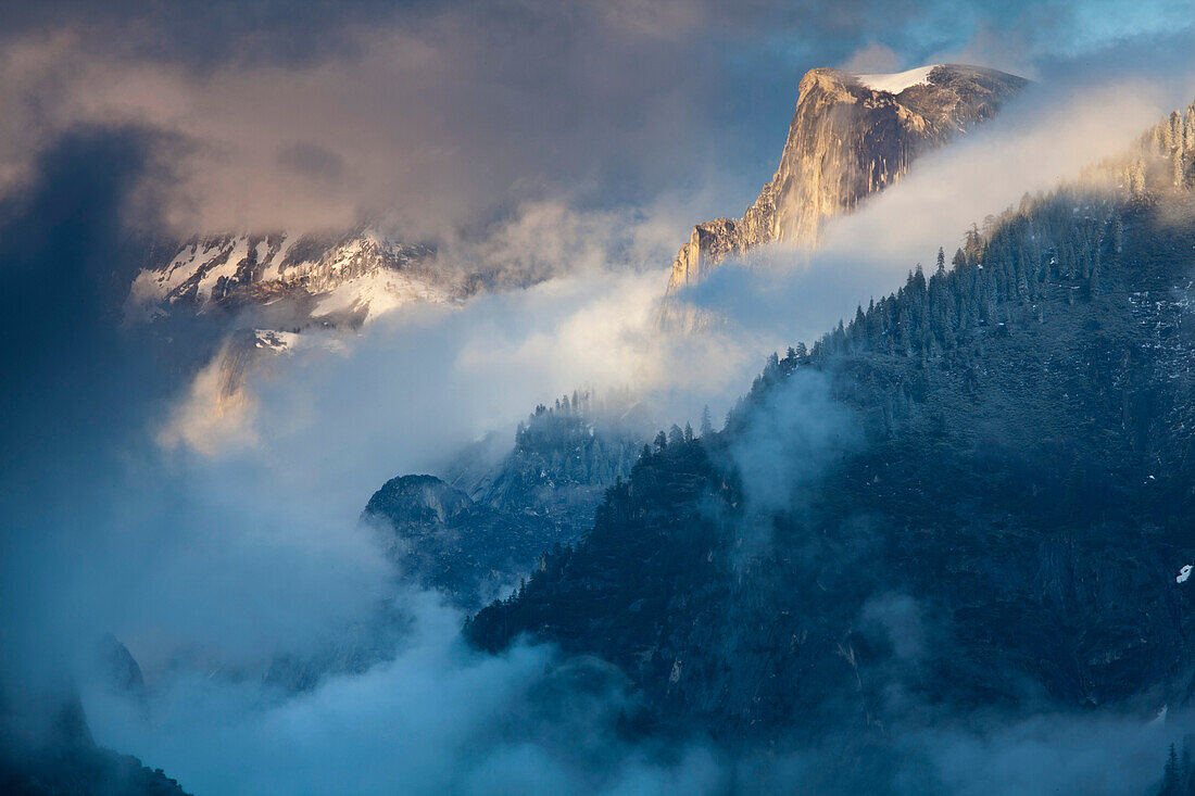 Blick auf den Half Dome vom Tunnel View Overlook an einem kalten Tag im Yosemite National Park, Kalifornien, Vereinigte Staaten von Amerika