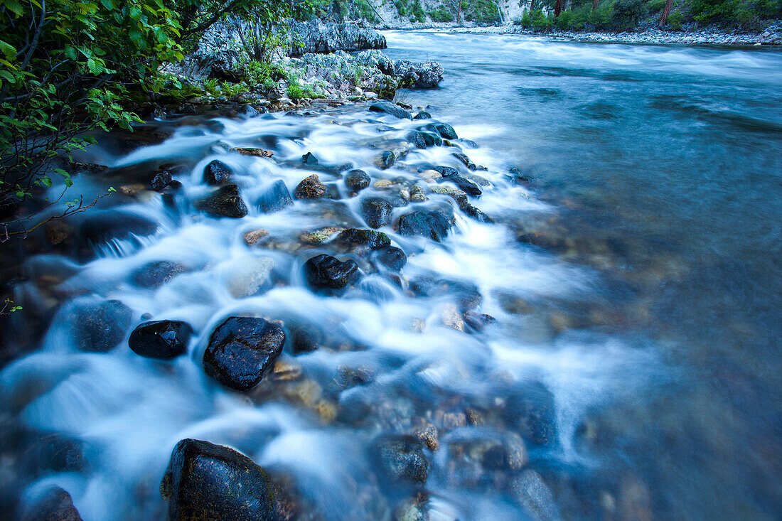 Middle Fork des Salmon River fließt über eine felsige Uferlinie, Idaho, Vereinigte Staaten von Amerika