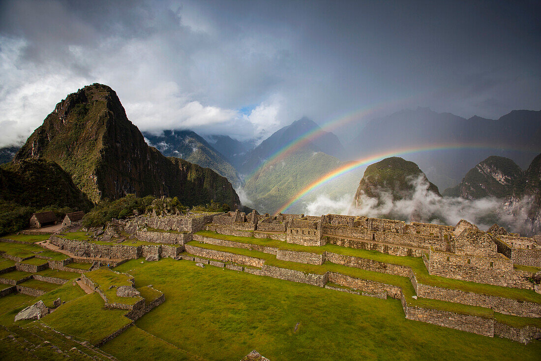 Ein doppelter Regenbogen bildet sich über Machu Picchu, Peru