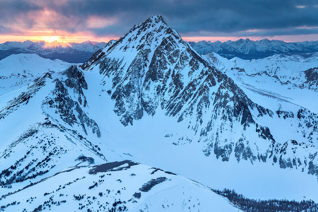 Schneebedeckter Castle Peak in Idahos Sawtooth Wilderness,Idaho,Vereinigte Staaten von Amerika