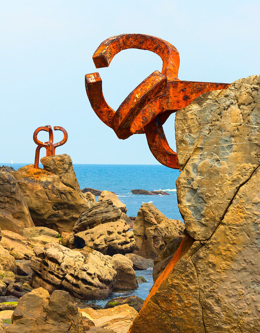 Bronzeskulpturen, Kamm des Windes von Eduardo Chillida, am felsigen Ufer des Seebades Stadt San Sebastian im Baskenland, San Sebastian, Provinz Gipuzkoa, Spanien