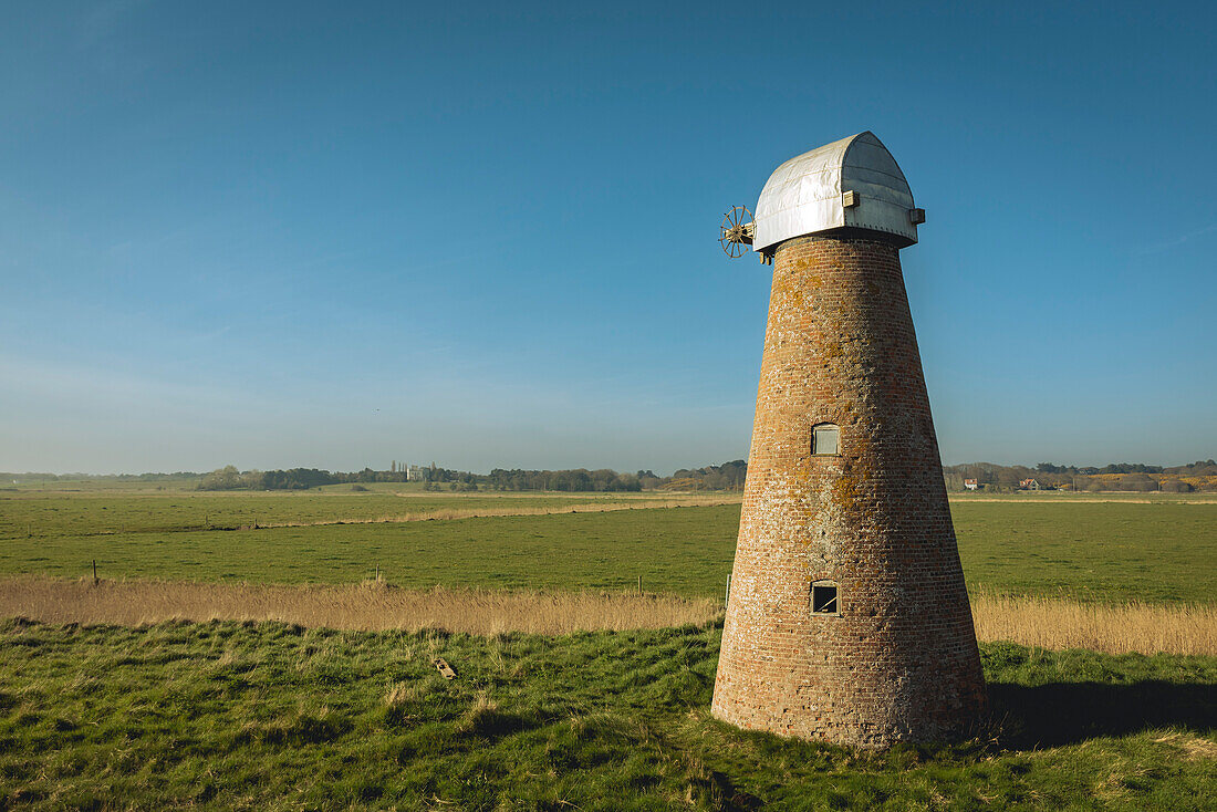 Alte Windmühle, die allein in den grünen Feldern der Landschaft in Suffolk, Großbritannien, steht, Southwold, Suffolk, England