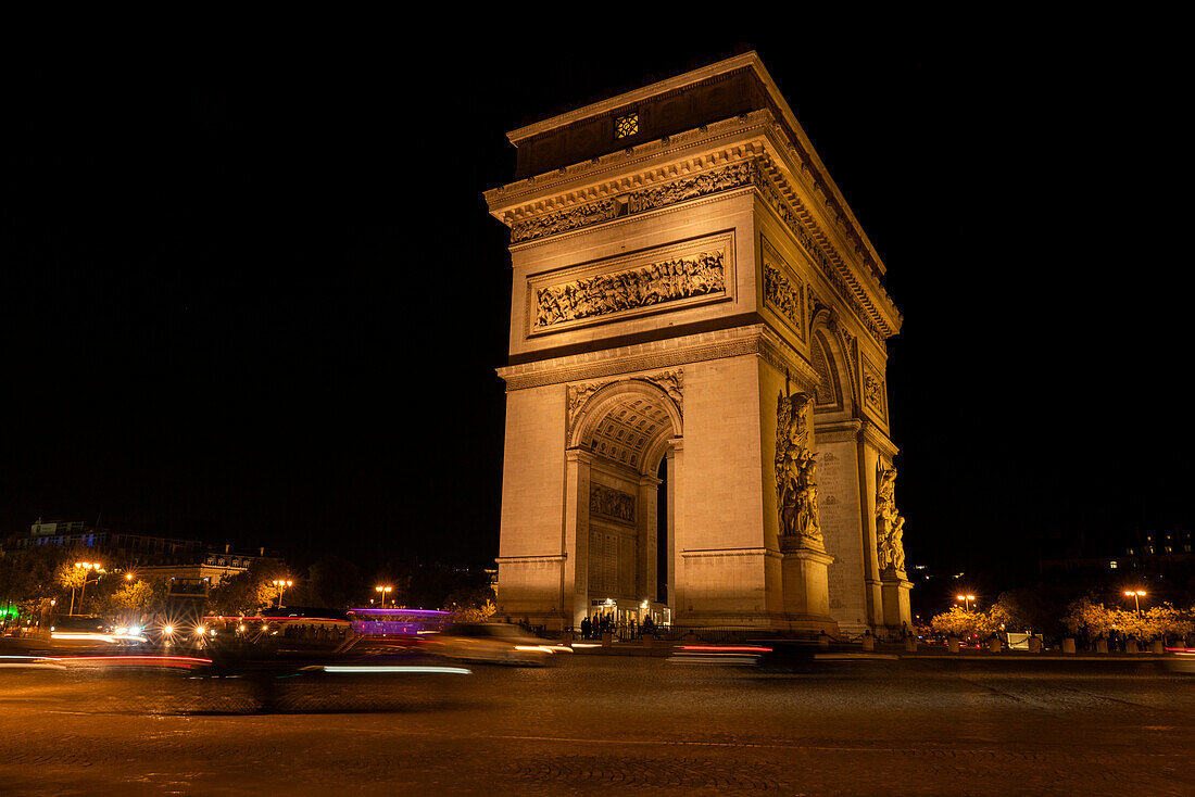 Der ikonische Arc de Triomphe beleuchtet bei Nacht in Paris,Paris,Frankreich