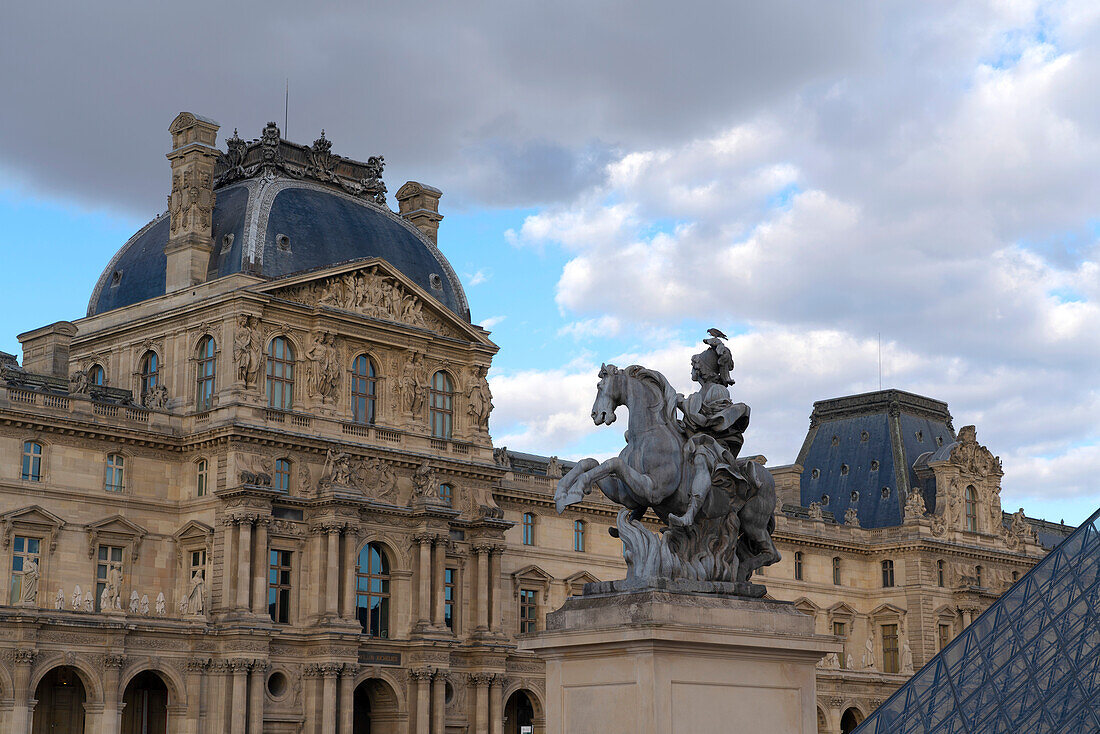 Statue und Gebäude des Louvre-Museums in Paris,Paris,Frankreich