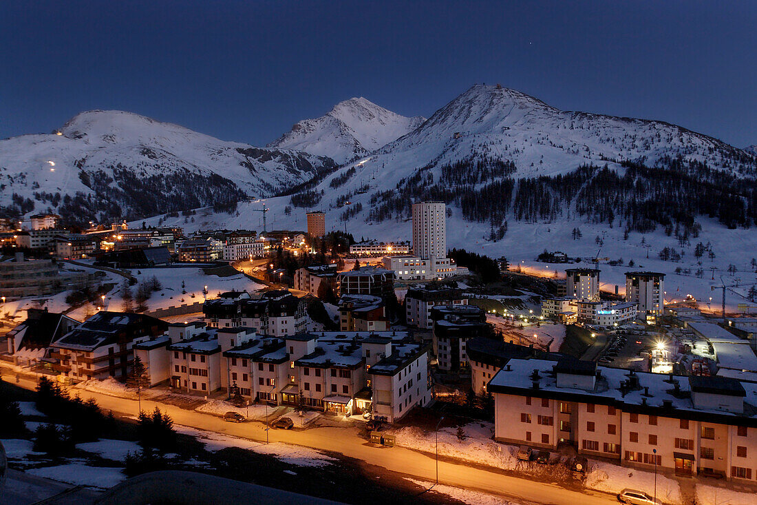 Abendansicht des schneebedeckten Ferienortes Sestriere, Italien, Sestriere, Italien