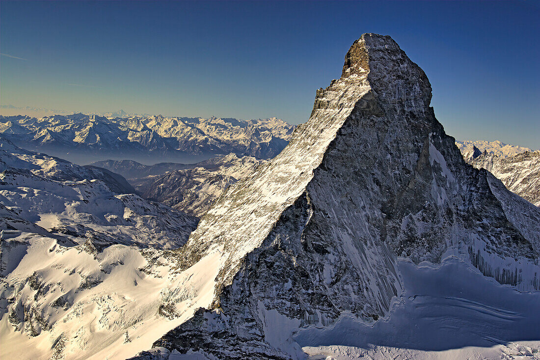 Blick auf das berühmte Matterhorn und die umliegenden Berge in den Alpen, Zermatt, Schweiz