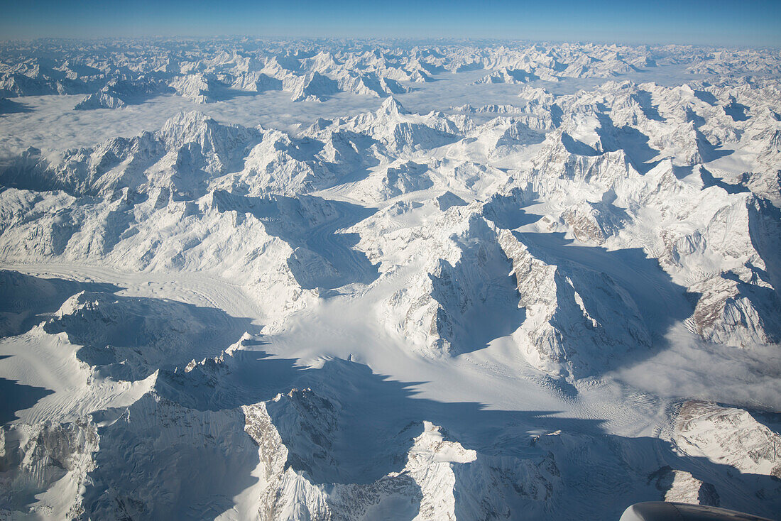 Blick auf die zerklüfteten Gipfel des Himalaya-Gebirges aus einem Flugzeug, das von Süden nach Tibet fliegt, Tibet