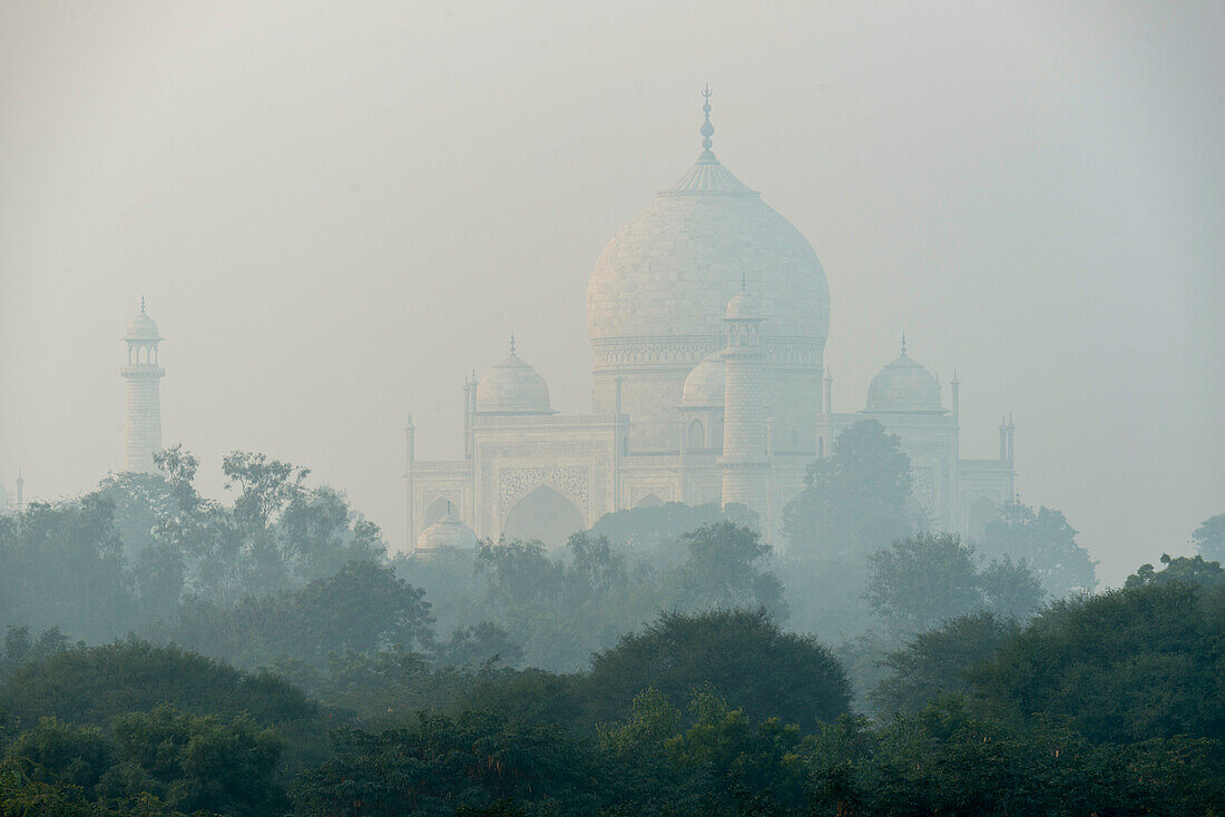 Taj Mahal an einem nebligen Tag, Agra, Indien