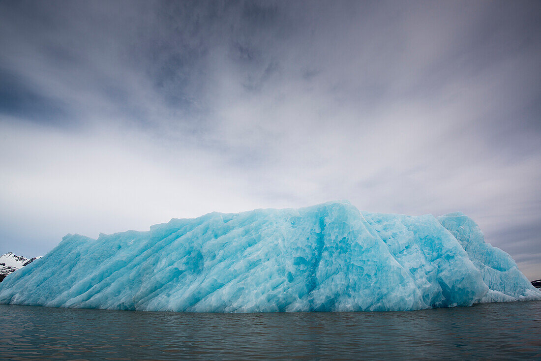 Eis des Monacobreen-Gletschers ragt ins Meer, Spitzbergen, Svalbard, Norwegen