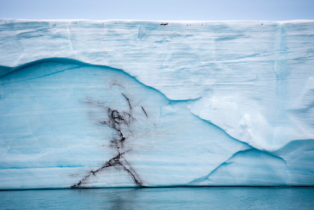 Abstrakter menschenähnlicher Fleck trübt die Reinheit in der Eiswand der Nordaustlandet-Eiskappe,Nordaustlandet,Svalbard,Norwegen
