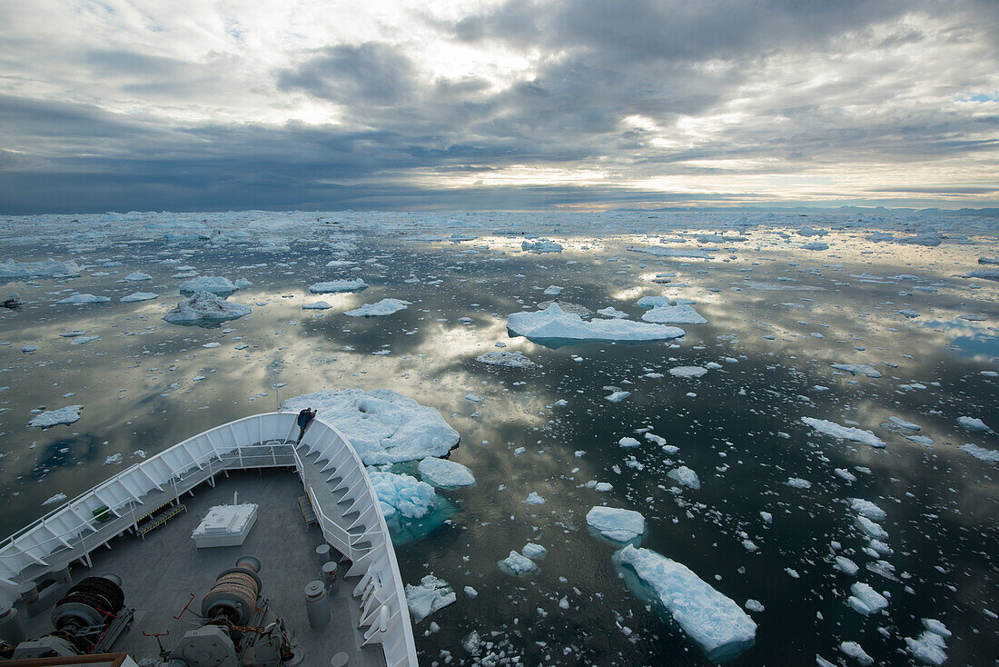 Blick vom Vorderdeck eines Schiffes, das durch das Treibeis pflügt, Illulissat Icefjord, Grönland