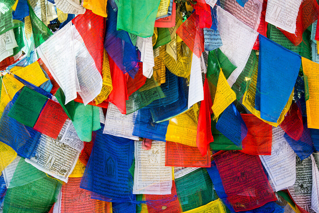 Gebetsfahnen am Tigernest-Kloster, Paro, Bhutan