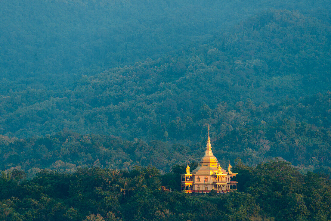 Wat Pa Phon Phao Tempel auf einem Bergrücken in der Nähe von Luang Pragang, Provinz Luang Prabang, Laos