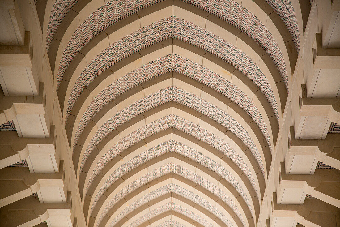 Blick von unten auf die gemusterte Gewölbedecke in der Großen Sultan-Qaboos-Moschee, Muscat, Oman