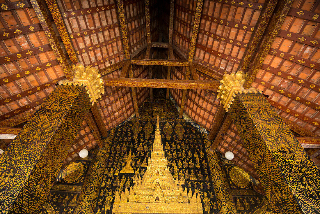 Detail des Daches und der Stützsäule im Inneren des Klosters Wat Xieng Thong, Luang Prabang, Laos