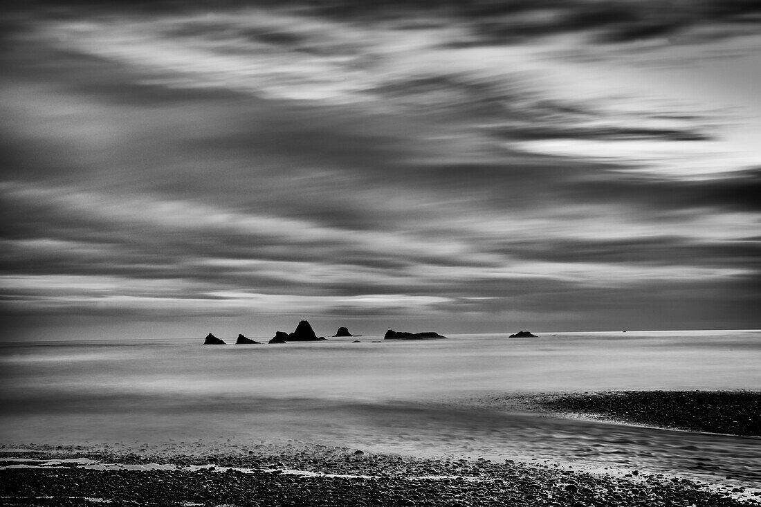 Monochrome Langzeitbelichtung während eines Sonnenuntergangs am Ruby Beach in der Nähe von Kalaloch, Olympic National Park, Washington, Vereinigte Staaten von Amerika