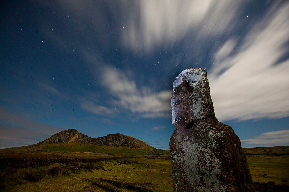 Einer der Moai auf der Osterinsel in der Tongariki-Stätte,Chile,Osterinsel,Isla de Pascua,Chile