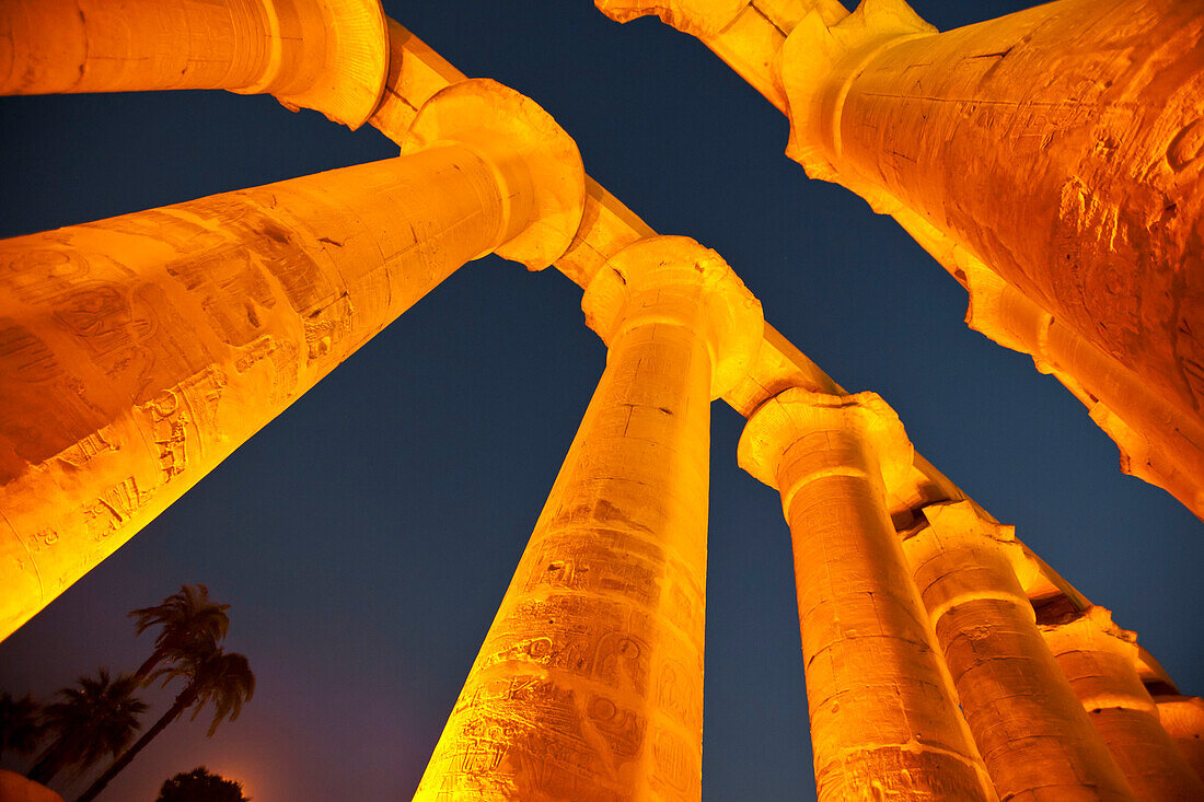 Säulen von unten im Luxor-Tempel, Luxor, Ägypten