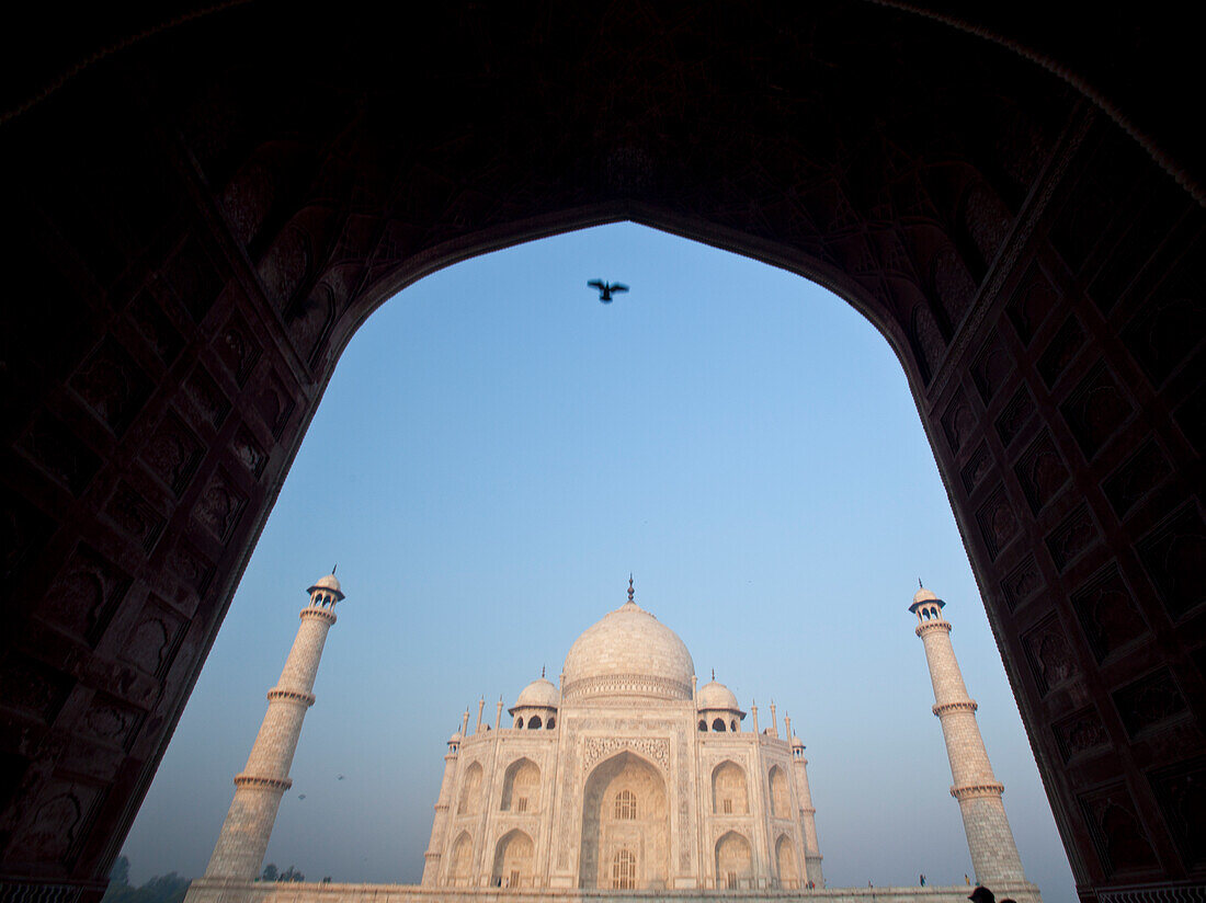 Taj Mahal durch einen Bogen gesehen, Agra, Indien