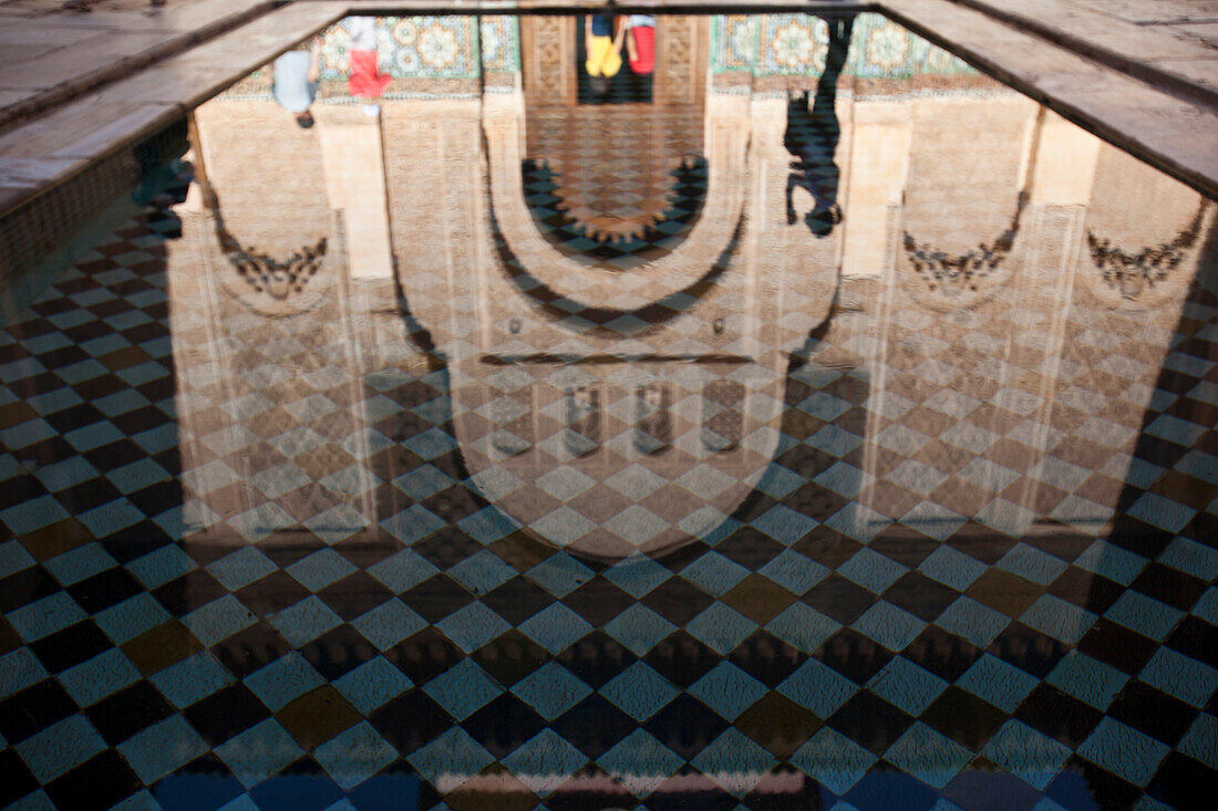 Spiegelbecken in der Madrasa Ben Yousef, Marrakesch, Marokko