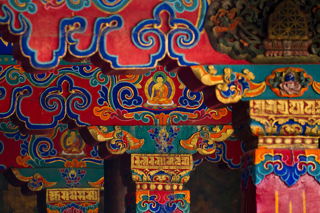 Nahaufnahme der architektonischen Details des Jokhang-Tempels vom Barkhor-Platz aus, Lhasa, Tibet