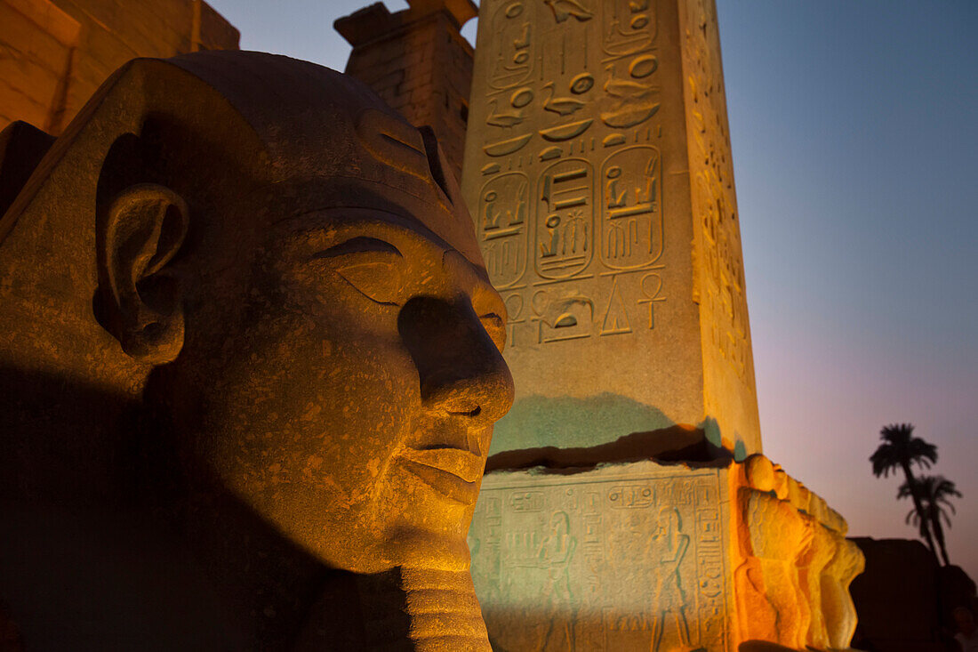 Kopf von Ramses II. am Eingang des Luxor-Tempels, Luxor, Ägypten