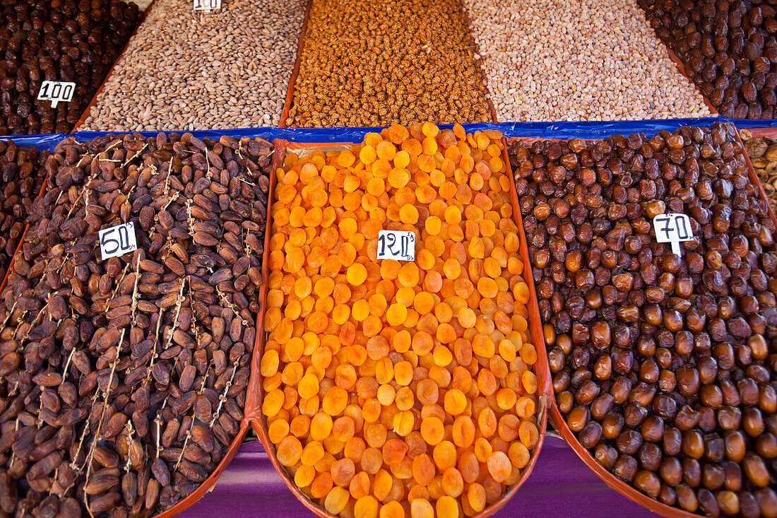 Datteln, Aprikosen und Nüsse zum Verkauf auf einem Markt in der Medina, Marrakesch, Marokko