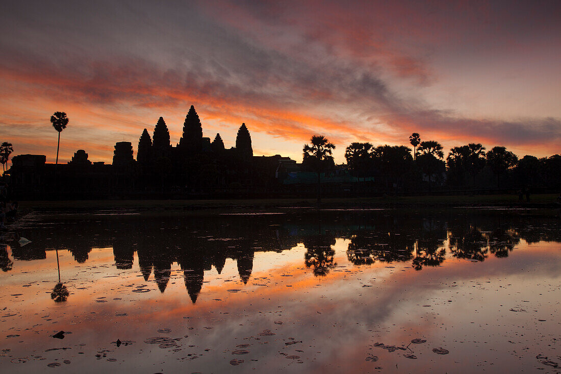 Sonnenaufgang über den Tempeln von Angkor Wat, Angkor, Siem Reap, Kambodscha