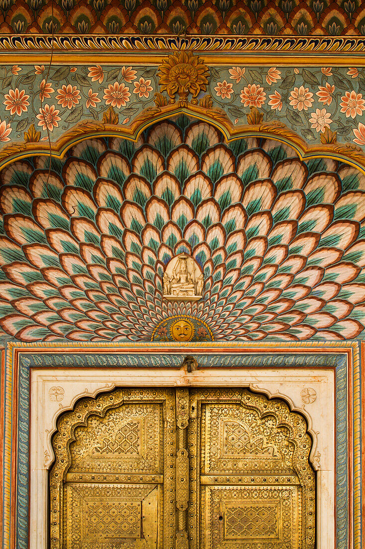 Vergoldete Türen im Stadtpalast in Jaipur, Jaipur, Bundesstaat Rajasthan, Indien