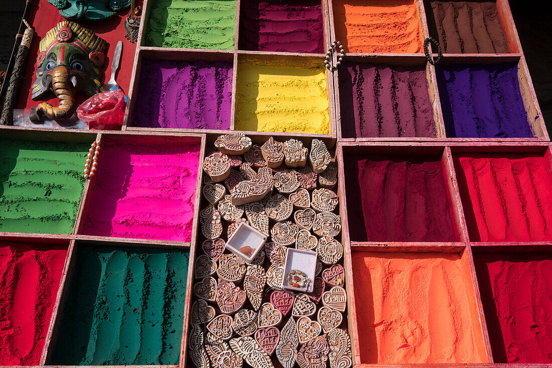Ausstellung von Druckstempeln und Farbstoffen an einem Marktstand in Kathmandu, Kathmandu, Nepal