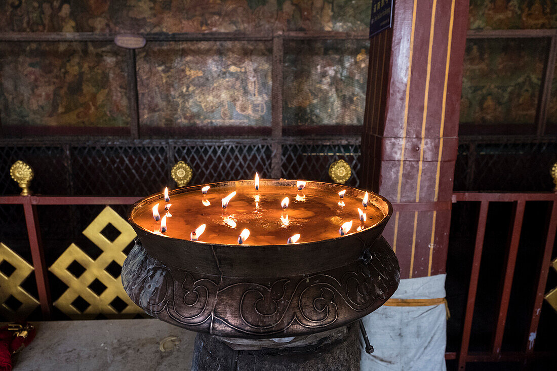 Brennende Yak-Butterkerzen im Jokhang-Tempel-Kloster, Lhasa, Tibet, China