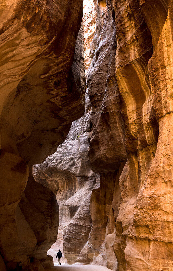 Person, die die Schlucht hinunterläuft, um Petra zu betreten,Petra,Jordanien