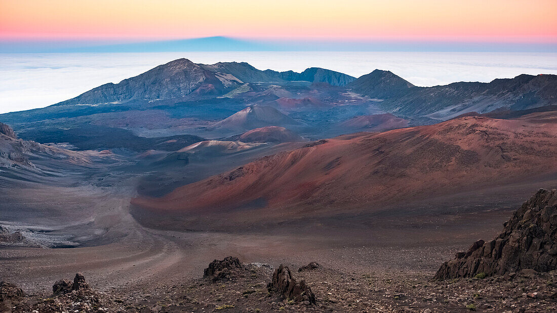 Sonnenuntergang über dem Vulkan Haleakala, Maui, Hawaii, Vereinigte Staaten von Amerika