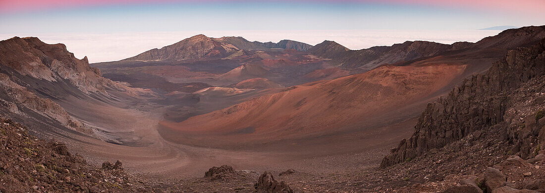 Sonnenuntergang am Vulkan Haleakala mit Blick in das Innere des Vulkans und der Vulkankegel, Maui, Hawaii, Vereinigte Staaten von Amerika