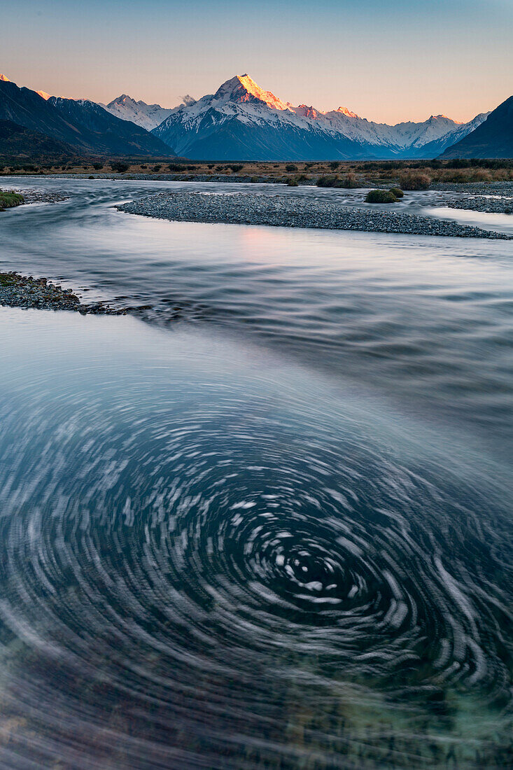 Langsame Verschlusszeit fängt die Bewegung des Tasman River ein, der vom Tasman Glacier kommt, Südinsel, Neuseeland