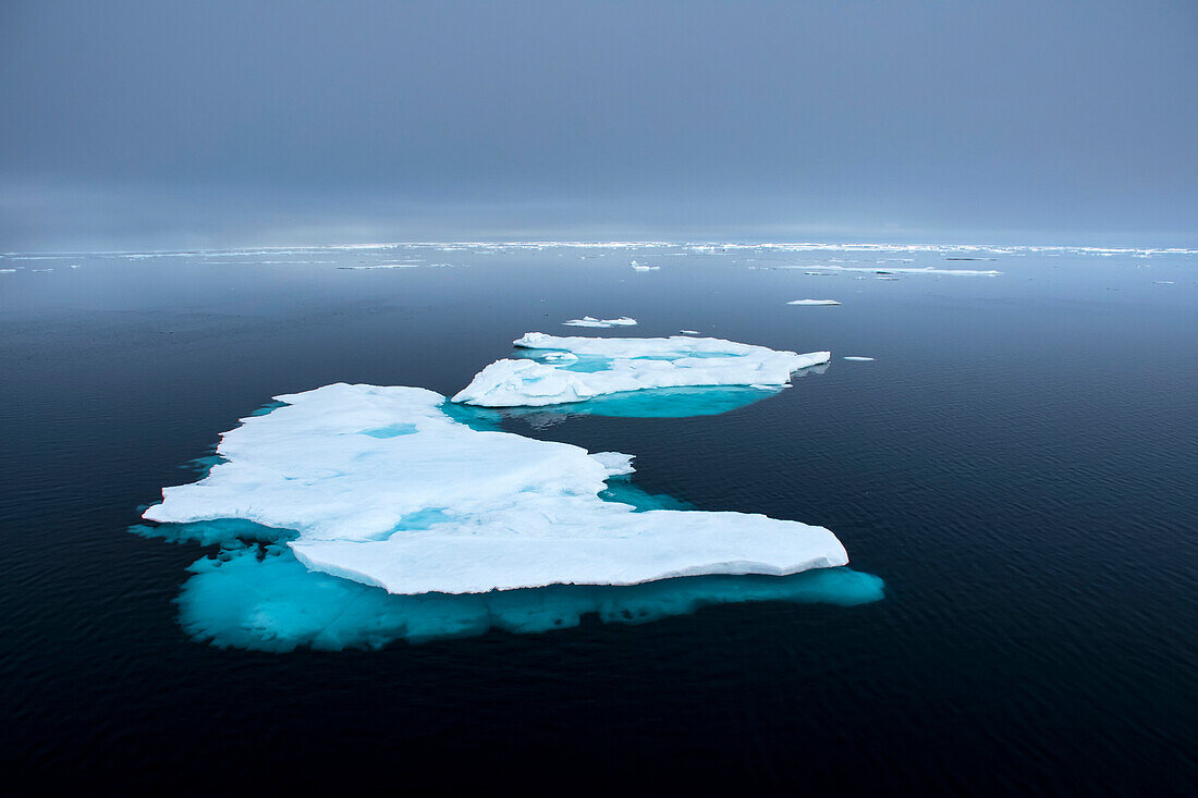 Treibendes Eis vor der Küste von Baffin Island, Baffin Island, Nunavut, Kanada