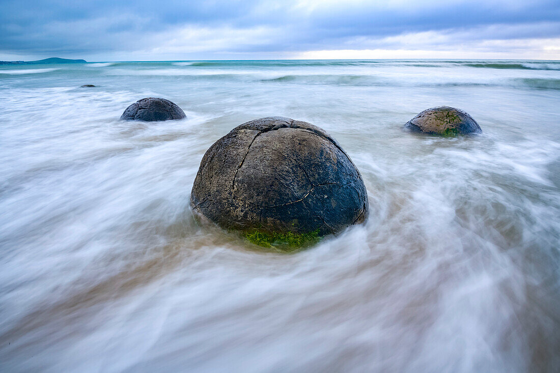 Langzeitbelichtung der Moeraki Boulders entlang des Koekohe Beach auf der Südinsel Neuseelands, Hampden, North Otago, Neuseeland