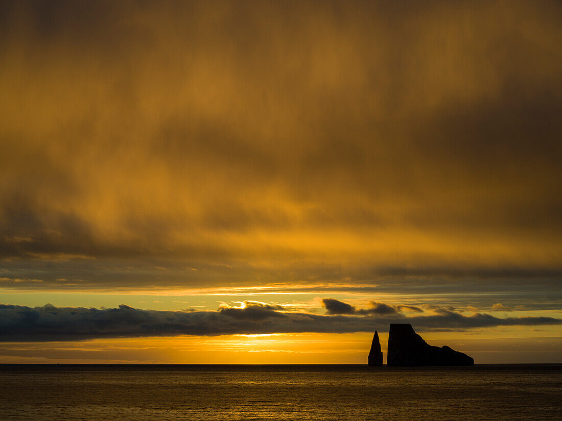 Leon Dormido oder Kicker Rock bei Sonnenuntergang von der Insel San Cristobal, Cristobal Island, Galapagos-Inseln, Ecuador