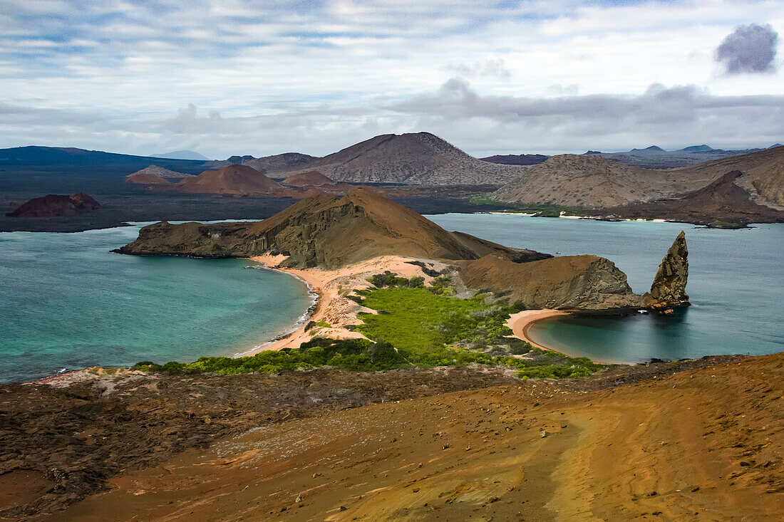 Blick von der Spitze des Vulkans auf der Insel Bartolome auf den Pinnacle Rock, Insel Bartolome, Galapagosinseln, Ecuador