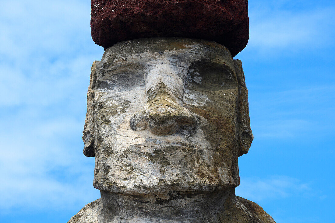 Nahaufnahme eines der Moai auf der Osterinsel in der Tongariki-Stätte, Rapa Nui National Park auf der Osterinsel, Osterinsel