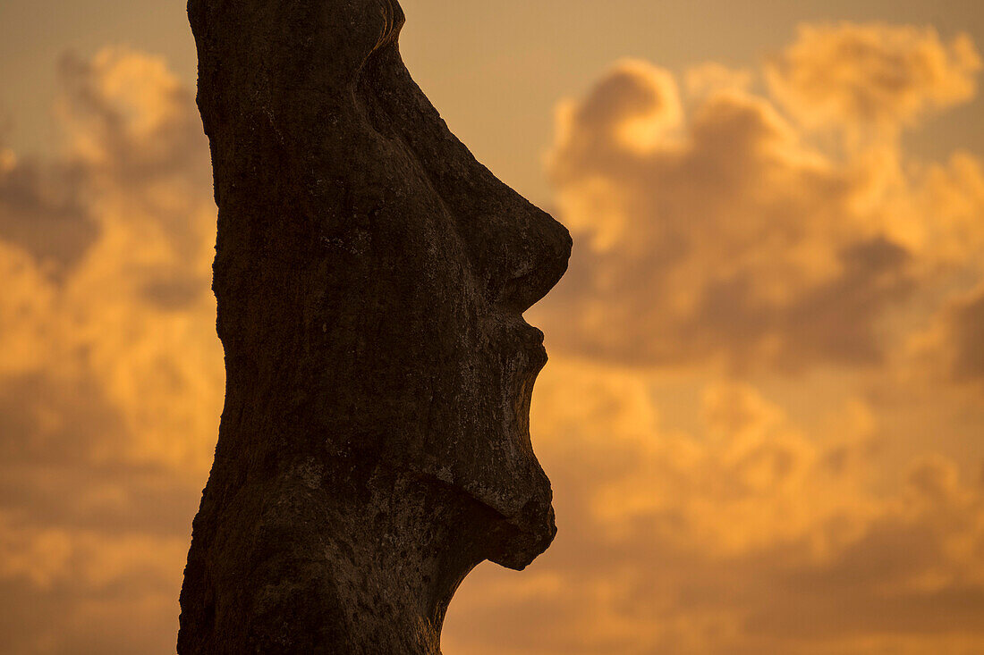 Nahaufnahme eines der Moai auf der Osterinsel bei der Tongariki-Stätte, Rapa Nui National Park auf der Osterinsel, Osterinsel