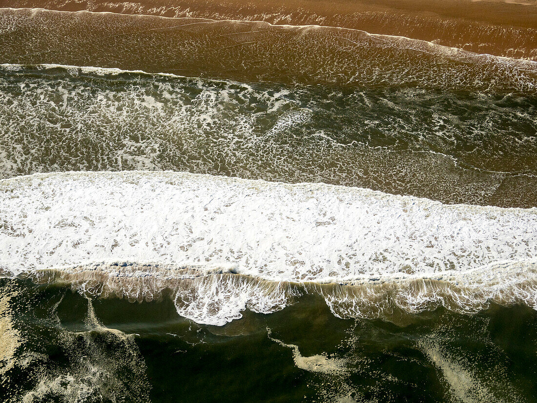 Luftaufnahme von Surfwellen entlang der Skelettküste, Walvis Bay, Conception Bay, Skelettküste, Namibia