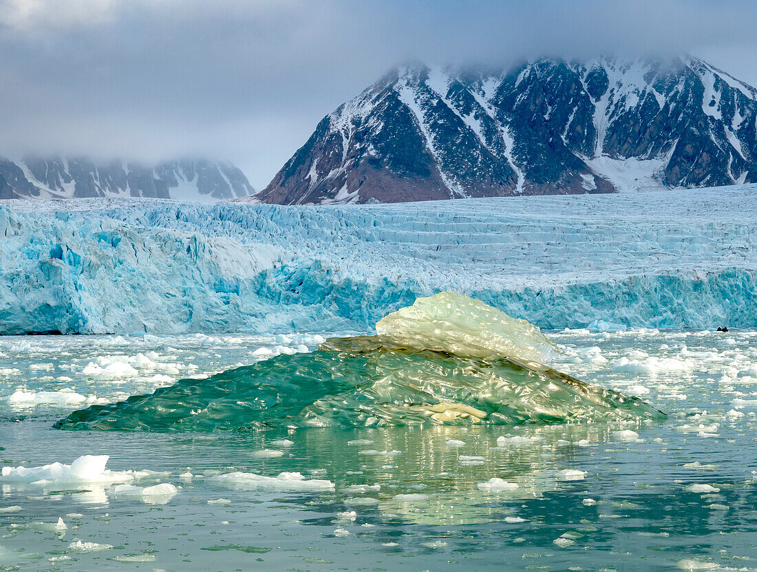 Eis vom Boden eines Eisbergs auf der Wasseroberfläche, Spitzbergen, Svalbard, Norwegen