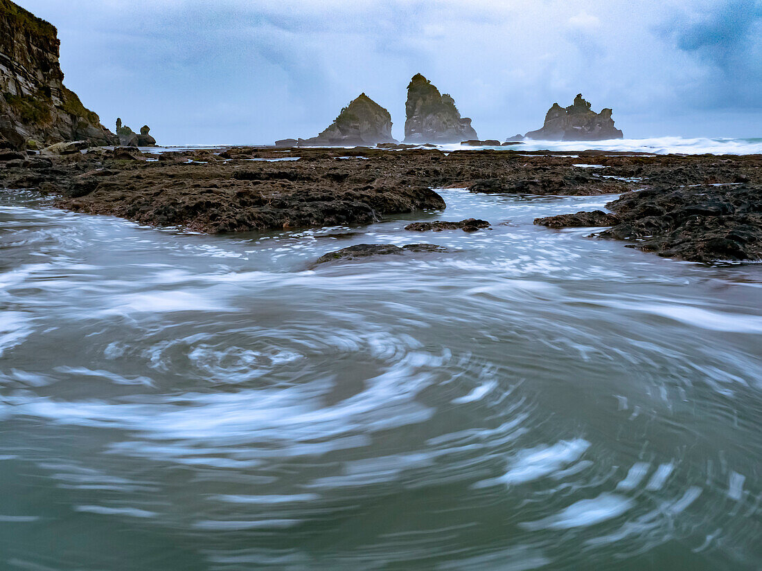 Meerwasser wirbelt bei Flut am Motukiekie Strand an Land, Greymouth, Südinsel, Neuseeland