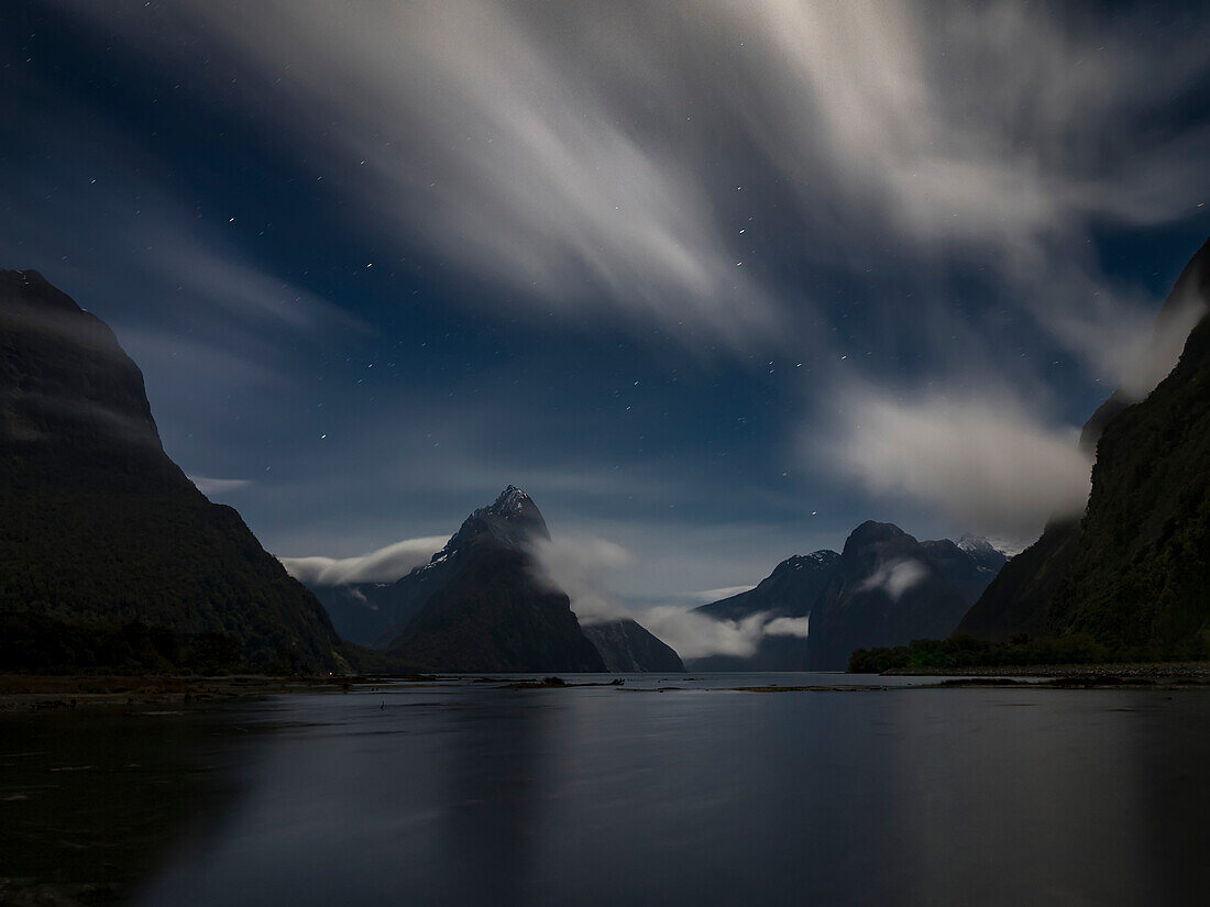 Mondschein und Wolken über dem Mitre Peak an der Küste des Milford Sound, Südinsel, Neuseeland