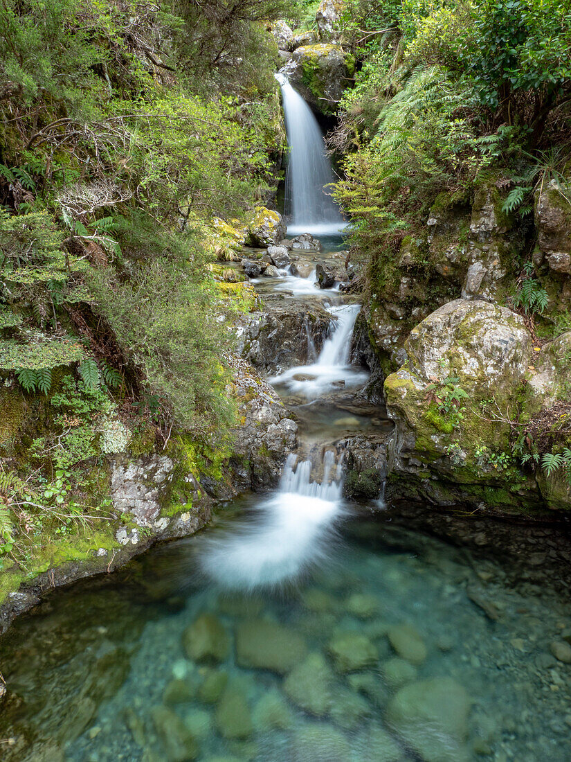 Unberührter Wasserfall im Arthur's Pass National Park, Südinsel, Neuseeland