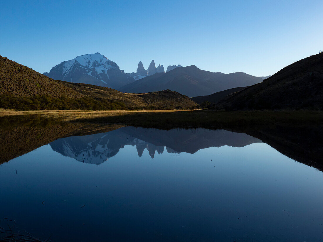 Bergspiegelung in einem Teich im Torres del Paine National Park, Patagonien, Chile