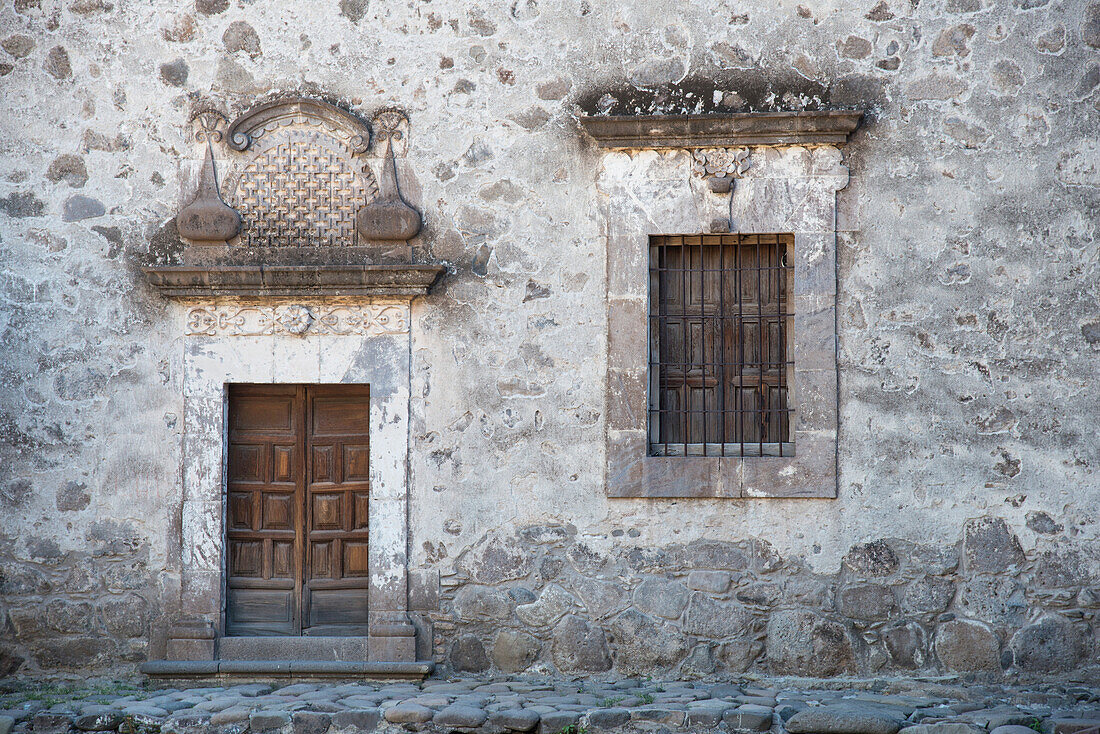 Tür und Fenster in der Mission San Francisco Javier, San Javier, Baja California Sur, Mexiko