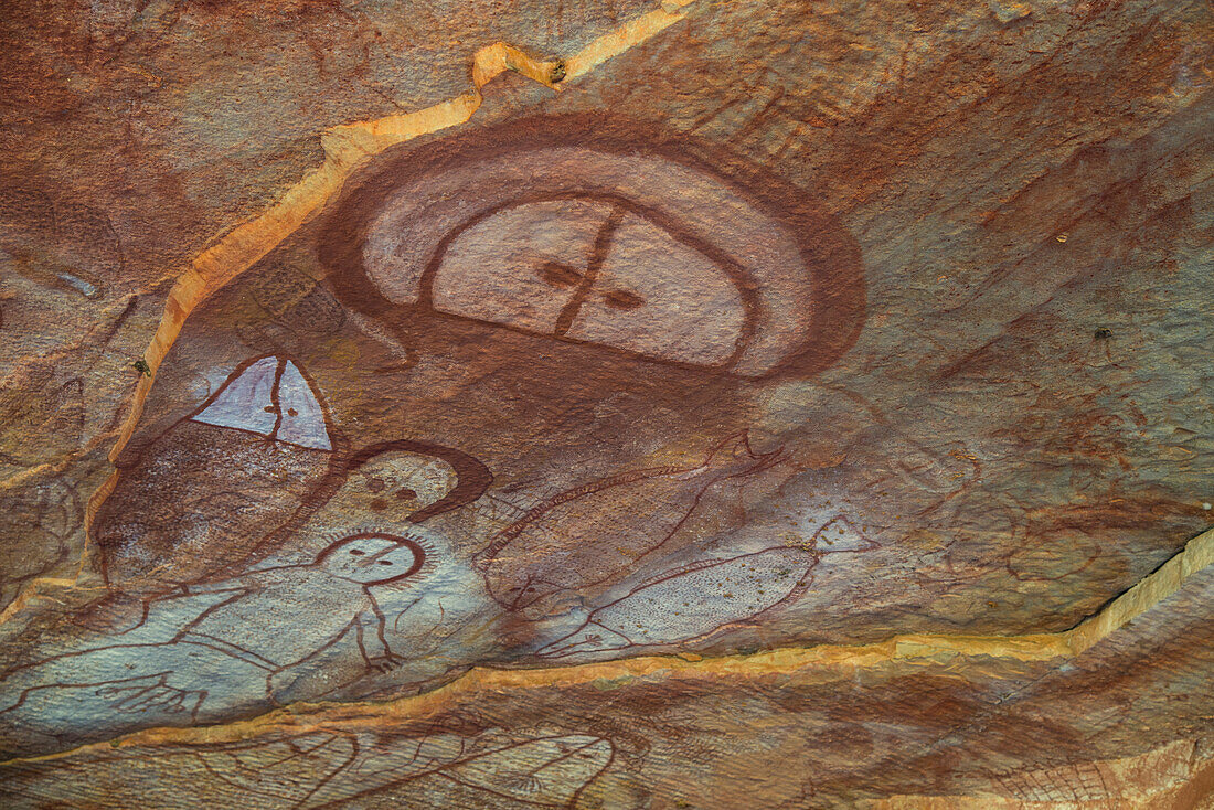 Wandjina-Geistfiguren in einer Höhle am Raft Point, Teil der Bradshaw Rock Paintings-Sammlung prähistorischer australischer Kunst, Kimberley, Westaustralien, Australien