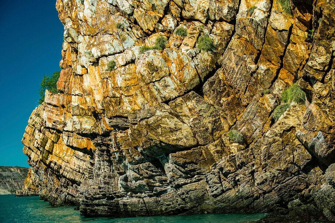 Nares Point, zeigt die Verformung der Sandsteinschichten durch äonenlange geologische Kräfte, Kimberley Region, Westaustralien, Australien